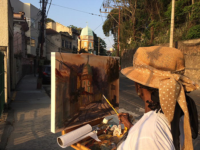 sandra nunes pintando ao ar livre em santa teresa